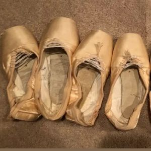 Used Dead Grishko Pointe Shoes w/ Darning And Vamp Stitching For Art Purposes Used Dead Grishko Pointe Shoes w/ Darning And Vamp Stitching For Art Purposes